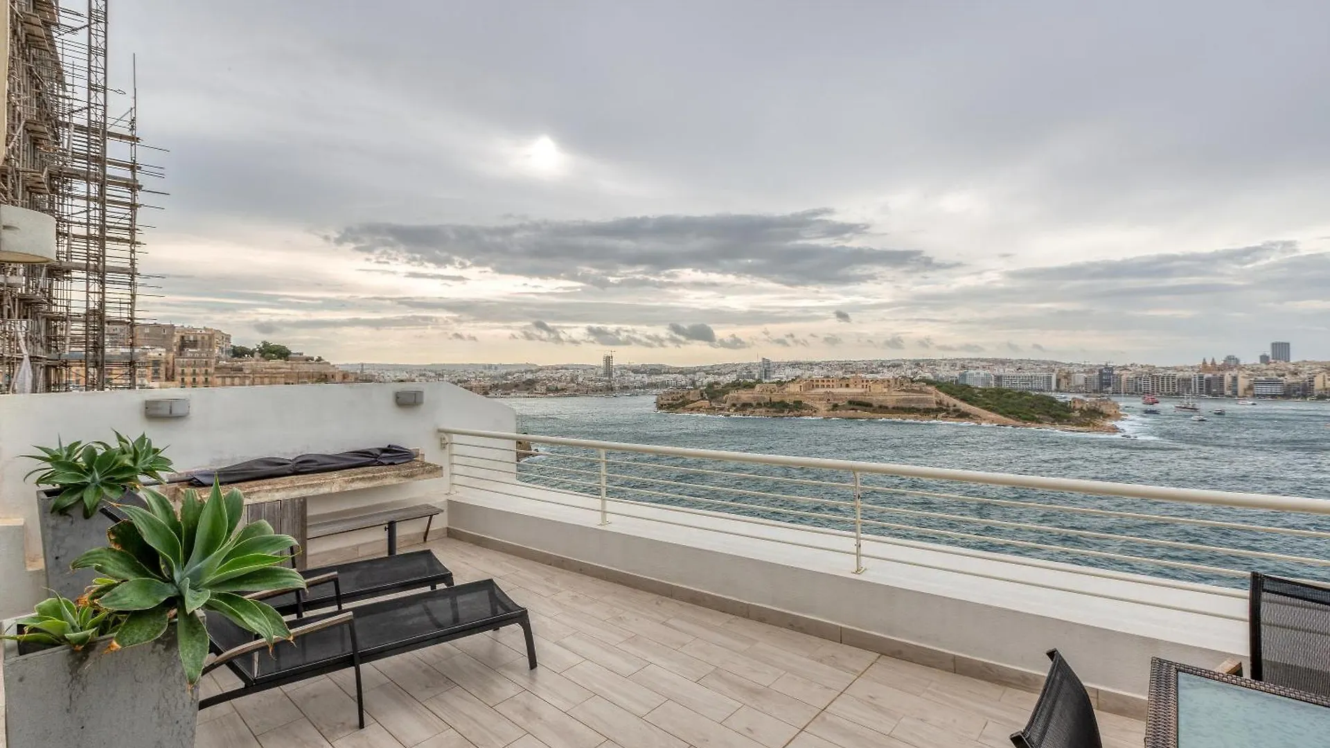 49/3 Seafront Duplex Penthouse In Valletta Malta