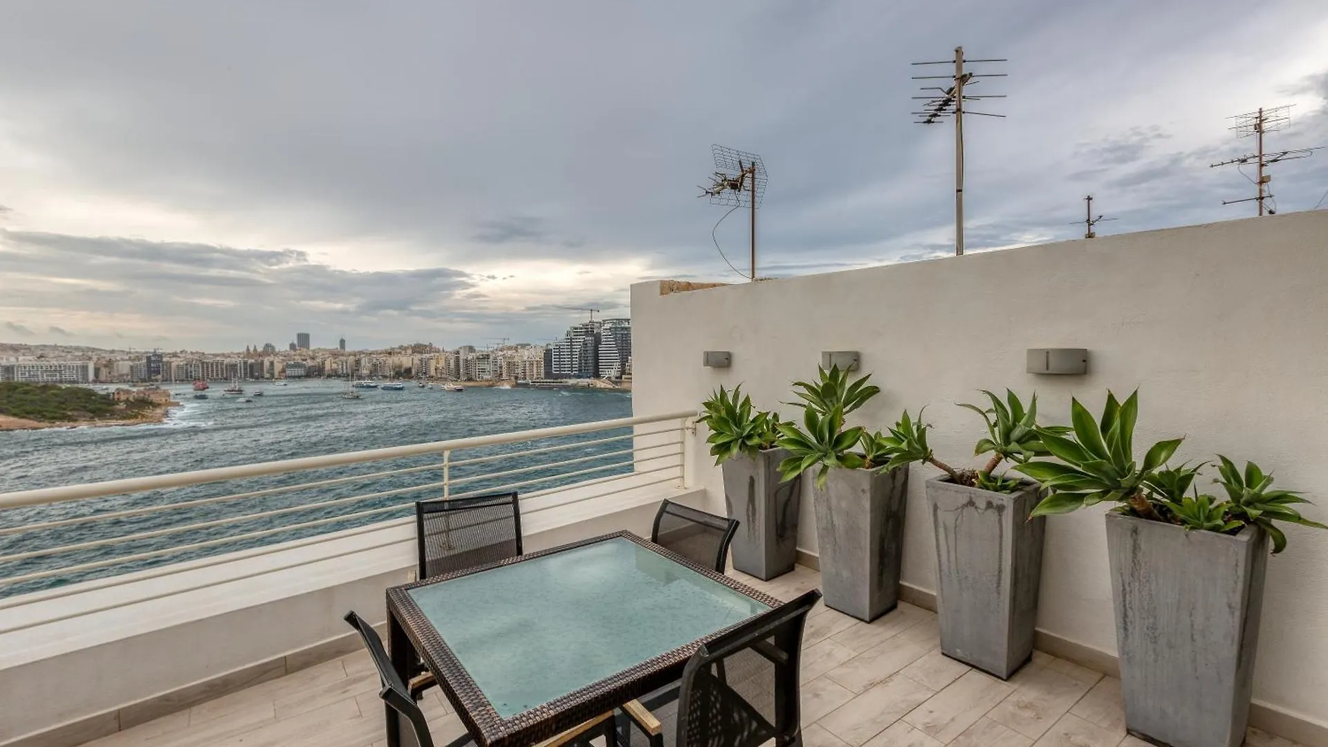 49/3 Seafront Duplex Penthouse In Valletta 0*,  Malta